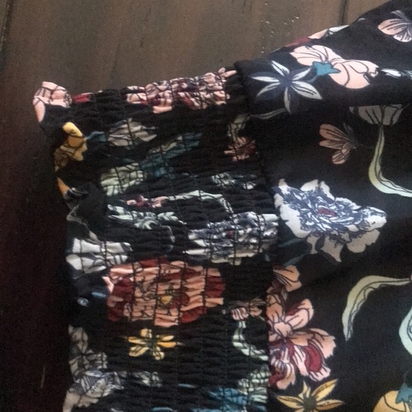 Kids large light shirt with adorable small raffled sleeves raffled bottom waist - Picture 2 of 4